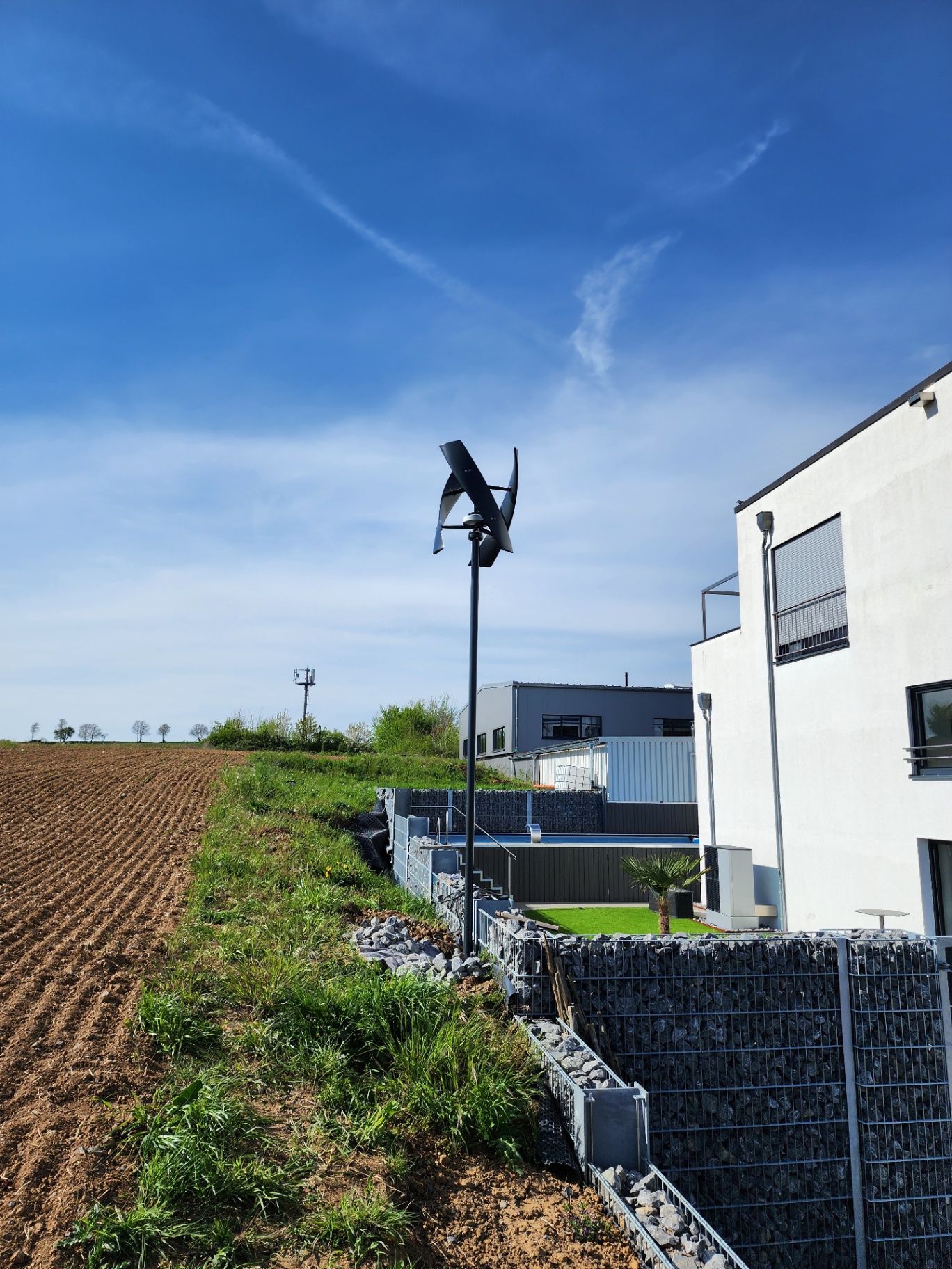 Windrose an einem Wohngebäude und Garten